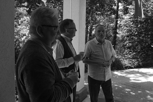 Konferences brīvbrīdī. No kreisās: māc. T. Rēdmanis, P. Vīgants, prāv. K. Bērziņš