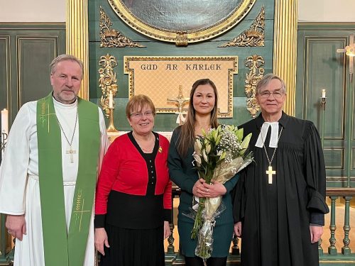 Pēc iesvētību dievkalpojuma Apvienotajā Londonas un Miera draudzē; no kreisās: prāvests Imants Miezis, Rūta Abakuka, Līga Reitina, prāvests emer. Dr. Andris Abakuks