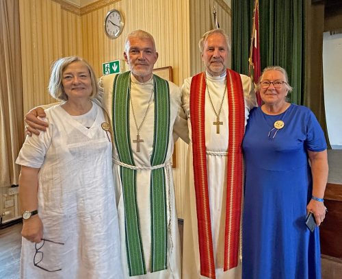 Pēc dievkalpojuma Bredfordā; no kreisās: diriģente Lilija Zobens, mācītājs Māris Sants, prāvests Imants Miezis, diakone no Stokholmas Inta Meiere