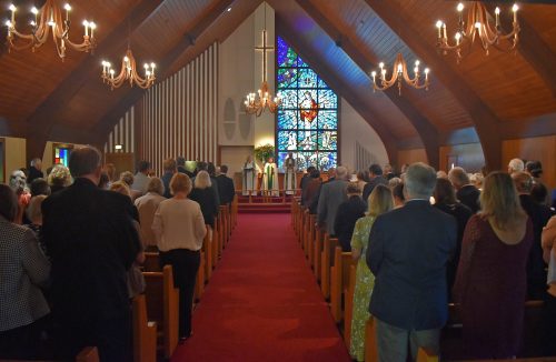 Archibīskape Lauma Zušēvica vada dievkalpojumu Ņujorkas draudzē