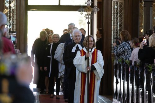 Dievkalpojuma sākuma gājiena priekšplānā jaunākā mācītāja Arta Skuja un vecākais mācītājs — prāvests emer. Dr. Juris Cālītis
