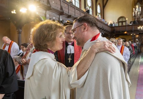 Arhibīskape emer. Lauma Zušēvica sveic arhibīskapu Kārli Žolu