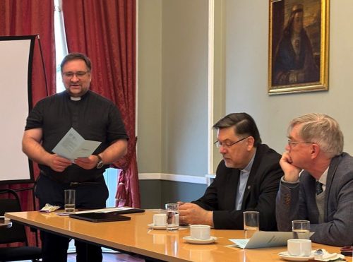 Darbs Lielbritānijas Sinodē; no kreisās: arhibīskaps Kārlis Žols, mācītājs Guntis Bukalders, prāvests emer. Andris Abakuks