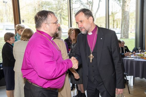 Arhibīskapu Kārli Žolu sveic LELB arhibīskaps Jānis Vanags
