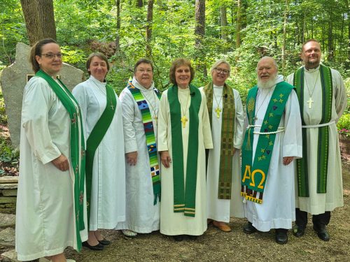 Pēc Garezera jubilejas svinīgā dievkalpojuma 2025. gada jūlijā; no kreisās: prāveste <i>emer.</i> Ilze Larsen, diakone Guna Reina, prāveste Dr. Sarma Eglīte, archibīskape <i>emer.</i> Lauma Zušēvica, prāveste Anita Vārsberga–Pāža, mācītājs Roberts Franklins, mācītājs Ivo Roderts