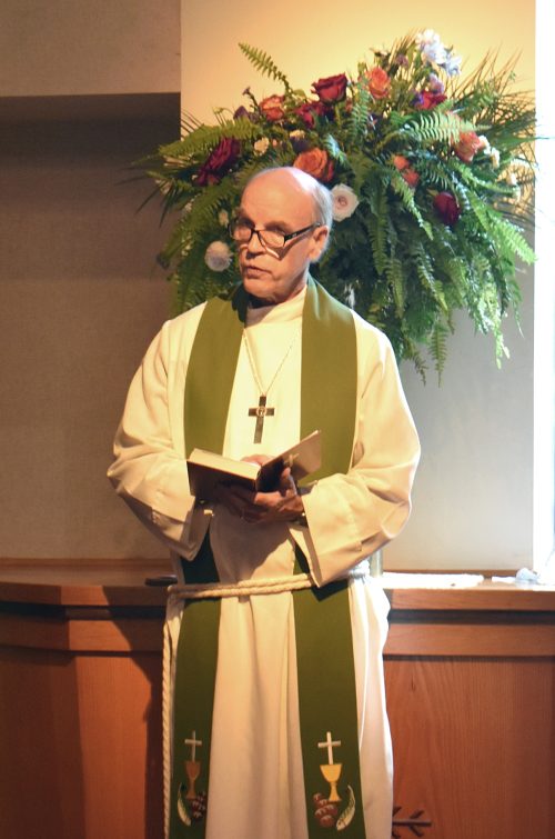 Mācītājs Laris Saliņš teic atvadu sprediķi