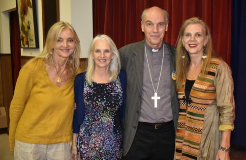 Mācītājs Laris Saliņš ar sievu Noru un māsām Lailu un Lalitu