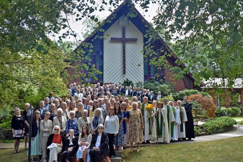 Pēc dievkalpojuma pie Salas baznīcas