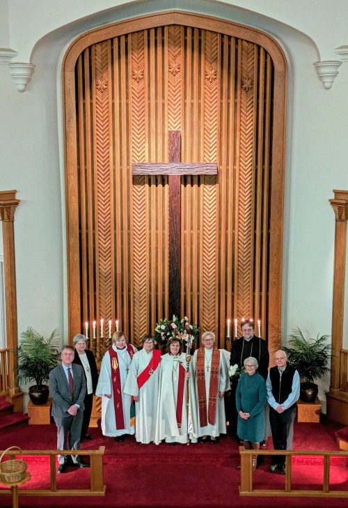 Pēc dievkalpojuma; no kreisās: Ziemeļu novada vecākais Jason Meilands, draudzes priekšniece Daina Lazdiņa, mācītāja Gija Galiņa, diakone Baiba Kļaviņa, archibīskape Lauma Zušēvica, prāveste Anita Vārsberga–Pāža, mācītājs Juris Saivars, LELBP Virsvaldes laju pārstāvji Ruta Ore un Jānis Krēsliņš