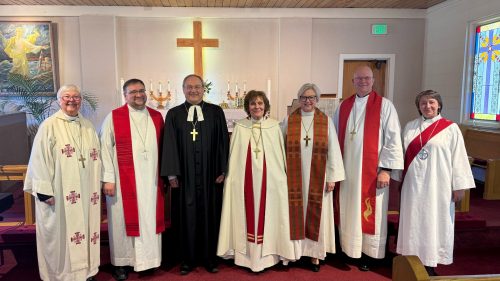 Pēc prāvesta Mārtiņa Rubeņa ievešana amatā; no kreisās: prāveste emer. Daira Cilne, bīskaps electus Kārlis Žols, prāvests Mārtiņš Rubenis, arhibīskape Lauma Zušēvica, LELBA Pārvaldes priekšniece prāveste Anita Vārsberga–Pāža, prāvests Dāvis Kaņeps, diakone Guna Reina