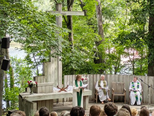 G60 jubilejas dievkalpojuma vadītāji; no kreisās: archibīskape emer. Lauma Zušēvica, prāveste Anita Vārsberga–Pāža, prāveste Dr. Sarma Eglīte