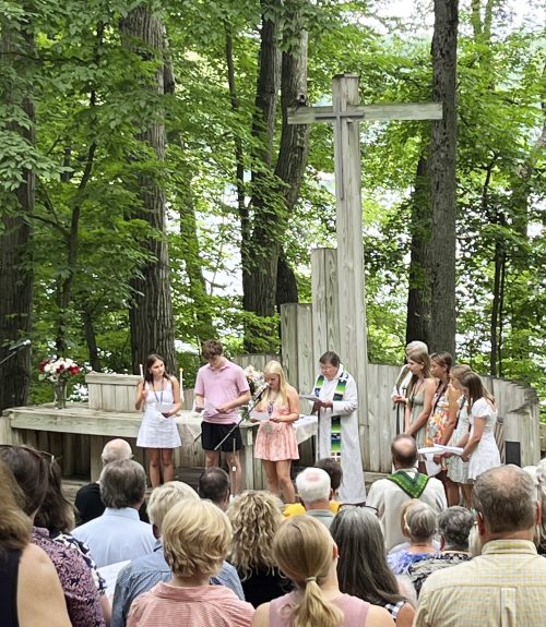 Gaŗezera vidusskolas jaunieši dievkalpojumā vada draudzes lūgšanu