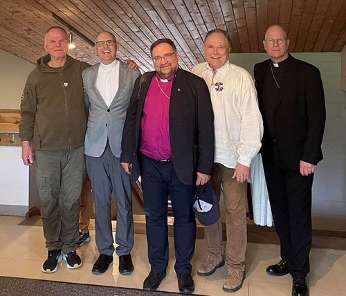 Juris Ulmanis, mācītājs Dāgs Demandts, arhibīskaps Kārlis Žols, Vilis Miklašēvics un prāvests Dāvis Kaņeps Sidrabenē