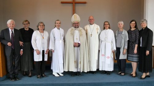 Pēc dievkalpojuma Otavas Miera draudzē; no kreisās: prāvests <i>emer.</i> Ivars Gaide, mācītāja Dr. Anita Gaide, Sarma Svilāne, mācītāja Indra Skuja–Grīslis, arhibīskaps Kārlis Žols, prāvests Dāvis Kaņeps, mācītāja Silvia Zalts–Sīpoliņa, Anda Sīpoliņa, draudzes priekšniece Solvita Rakitko, ērģelniece Vija Kluchert