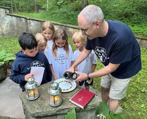 Mācītājs Dāgs Demandts ar nometnes dalībniekiem