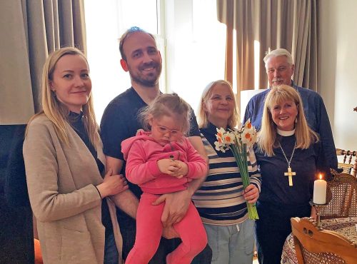 Grieta Tentere pēc kristībām ar dēla ģimeni un krustvecākiem Helgu Jansons un Pēteri Saulīti