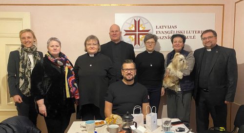 Daļa Latvijas apgabala garīdznieku un viesis no Kanādas prāvests Dāvis Kaņeps (vidū stāv)