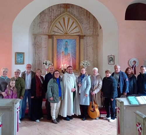 Pēc dievkalpojuma Sofijas draudzē; vidū arhibīskaps Kārlis Žols, dziedātāja Evita Zālīte, mūziķes Ilze Grunte un Ieva Nīmane