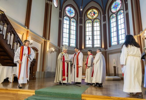 Latvijas apgabala garīdznieki svētī jauno arhibīskapu Kārli Žolu