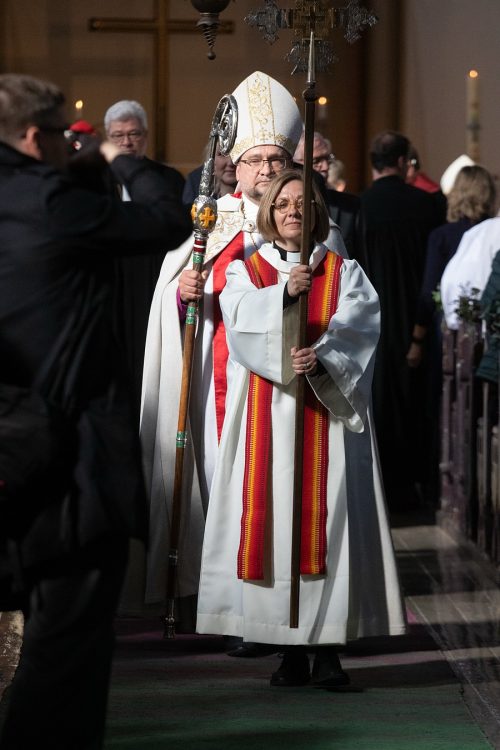 Kārlis Žols kļuvis pilntiesīgs LELBP arhibīskaps; liturģisko krustu nes mācītāja Arta Skuja