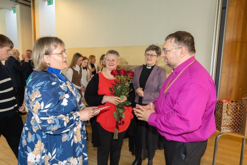 Prāveste Ieva Puriņa, mācītājas Dr. Dace Balode un Elīza Zikmane sveic arhibīskapu Kārli Žolu