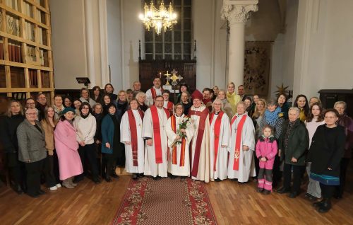 Pēc mācītājas Artas Skujas ordinācijas dievkalpojuma; no kreisās pirmajā rindā vidū: prāveste Ieva Puriņa, bīskaps <i>electus</i> Kārlis Žols, mācītāja Arta Skuja, arhibīskaps <i>emer.</i> Elmārs E. Rozītis, prāveste <i>emer.</i> Ieva Graufelde, mācītāja Ilze Kuplēna–Ewart