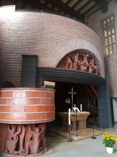 Dienvidu baznīcas kancele un altāris