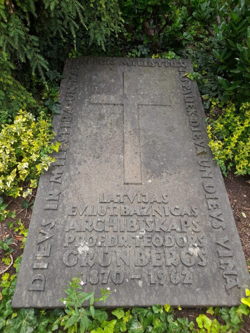 Archibīskapa Dr. Teodora Grīnberga kapa plāksne Eslingenas Plīnsavas kapsētā