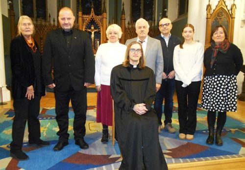 Gēteborgas draudze; priekšplānā garīdznieks Normunds Zariņš