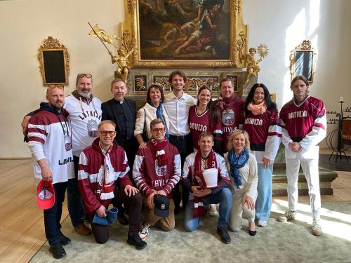 Hokeja līdzjutēji pēc dievkalpojuma ar mācītāju Dr. Normundu Kamergrauzi (otrajā rindā trešais no kreisās)